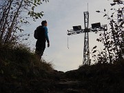 31 Alla grande croce dell'anticima sud del Podona (1183 m)